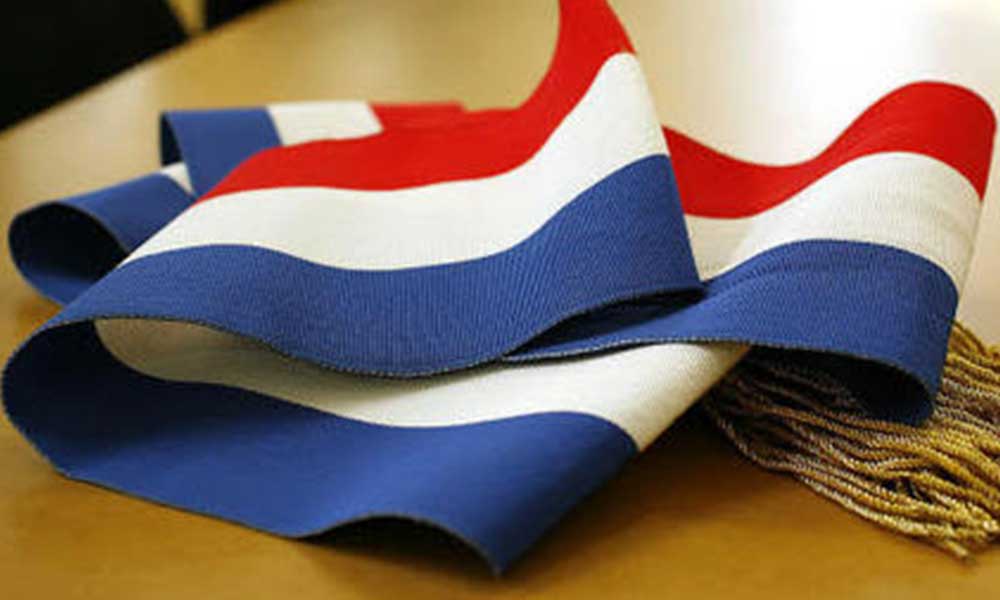 Drapeau français posé sur une table permanence