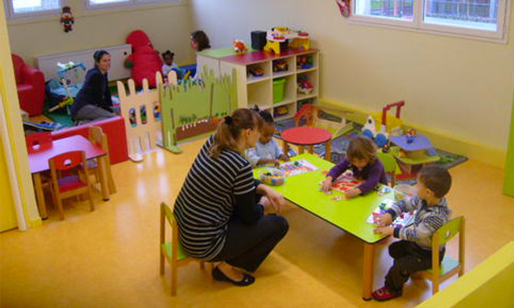Enfants dans une crèche collective