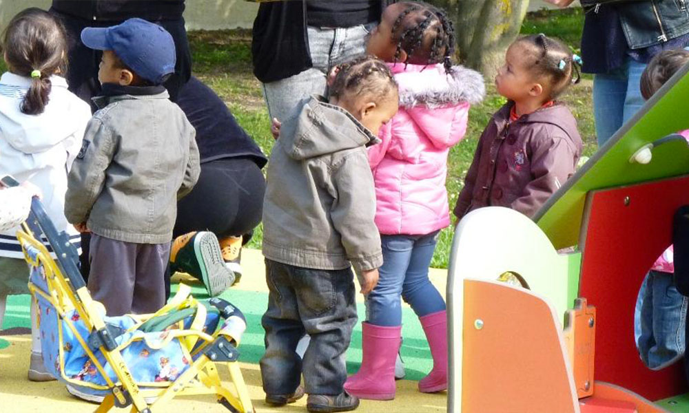 Enfant dans une aire de jeux