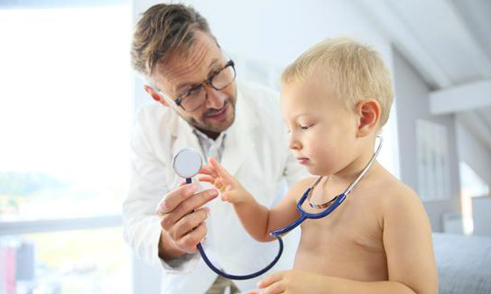 jeune enfant en consultation chez un médecin