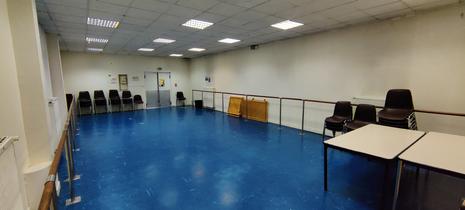 Salle annexe équipée de chaises et tables