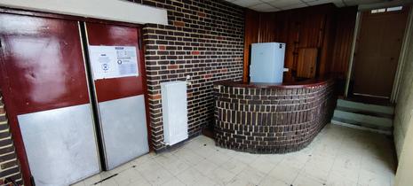Salle annexe avec espace bar