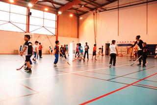 stages-multisports Cours de hokey dans un gymnase