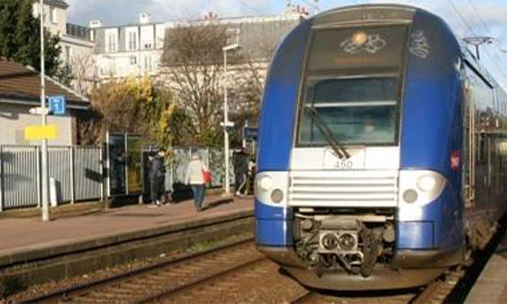 Train dans une gare