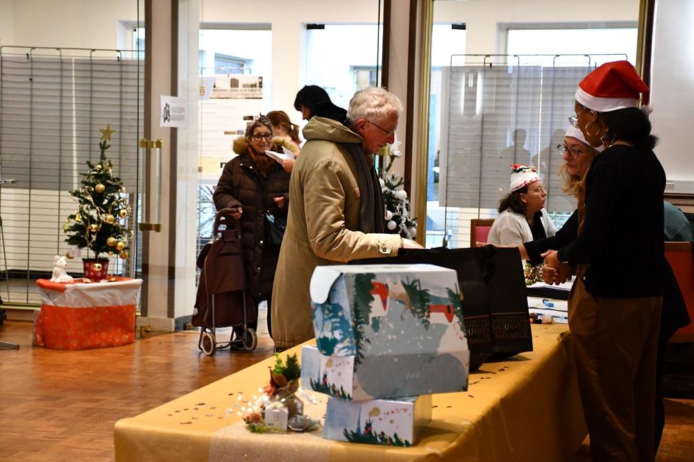 Remise des colis de Noël aux seniors