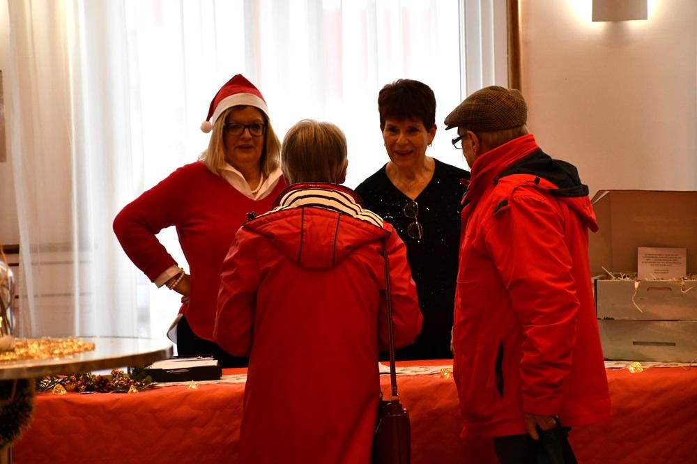 Remise des colis de Noël aux seniors