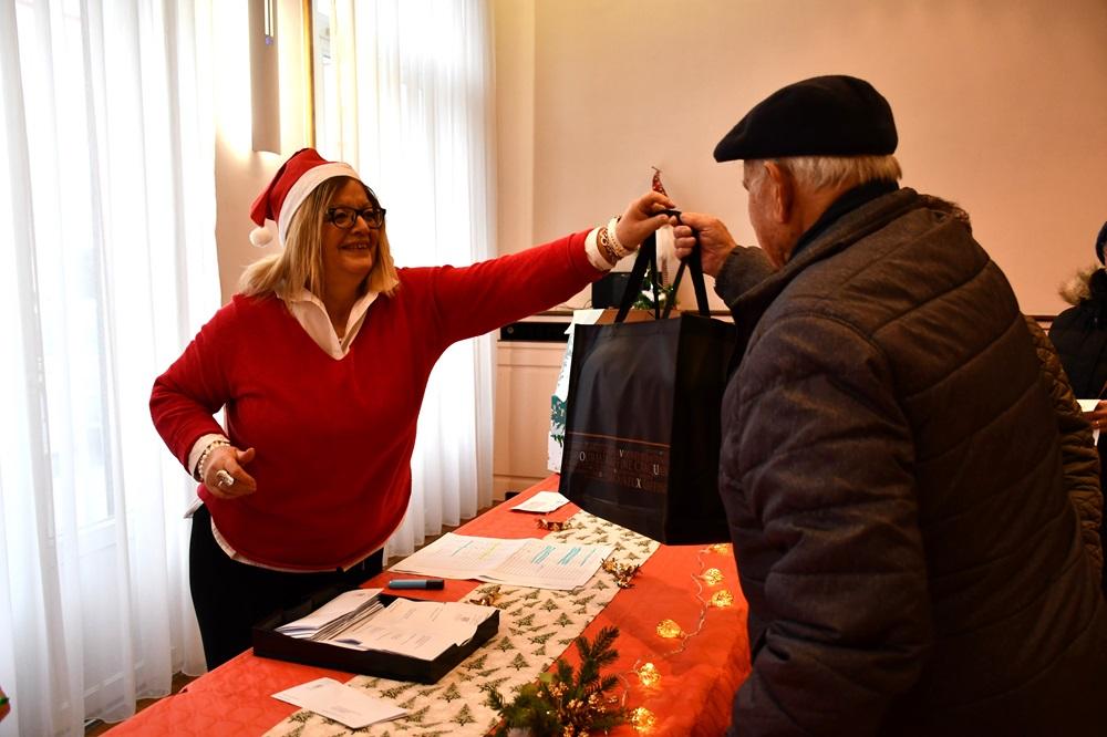 Remise des colis de Noël aux seniors