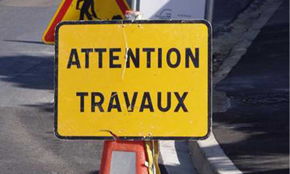 Panneau avec l'inscription "Attention travaux"