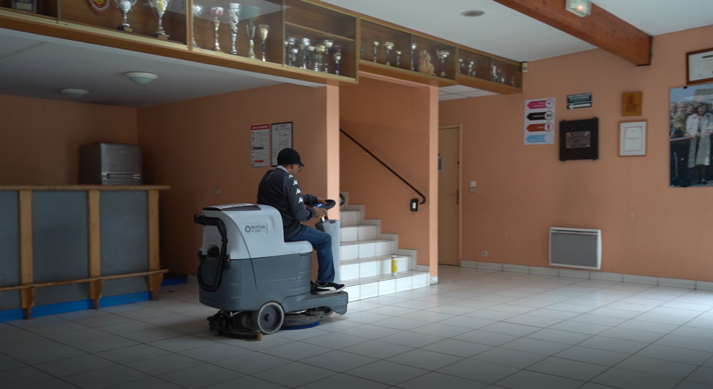 louis nettoie le gymnase