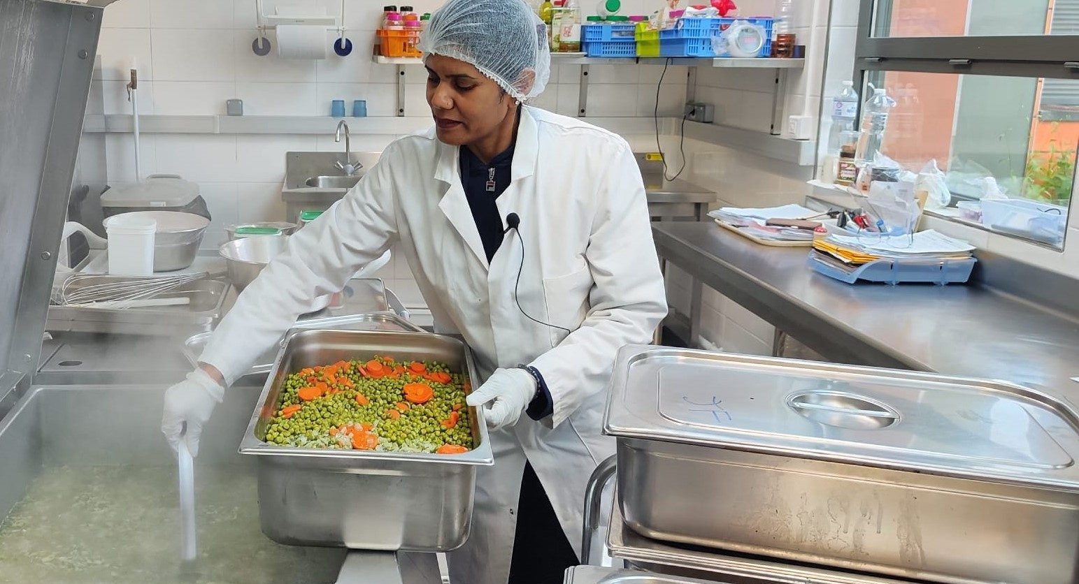 Priya dans la cuisine d'un restaurant scolaire
